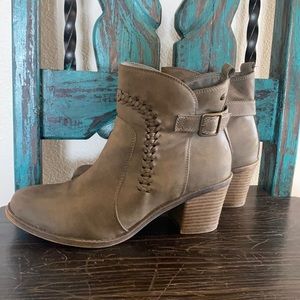 Adorable ROXY just above the ankle boots!